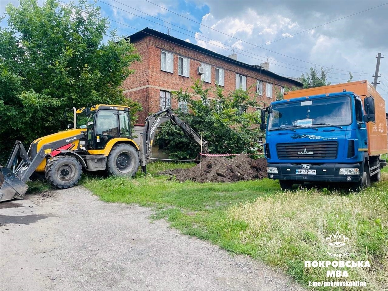 Міняють водопровідну трубу