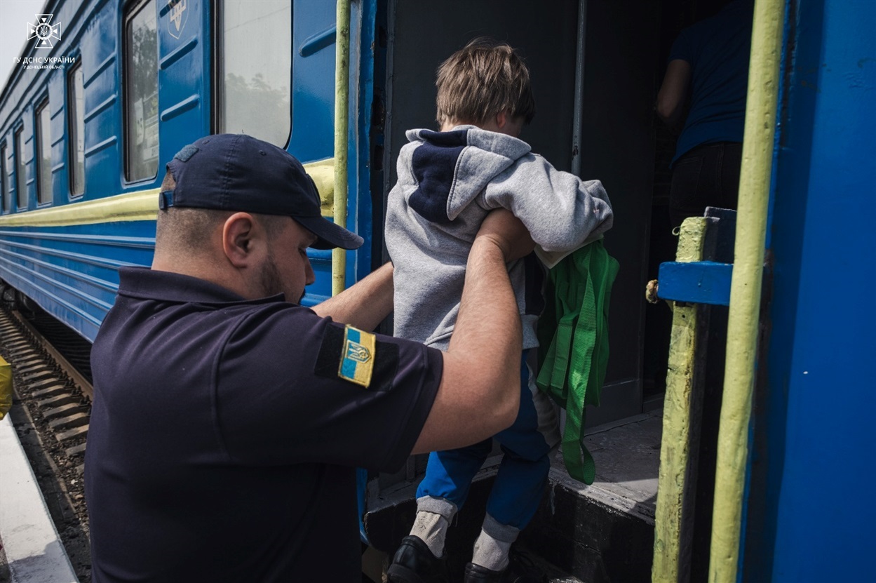 Співробітники ДСНС допомагають з евакуацією