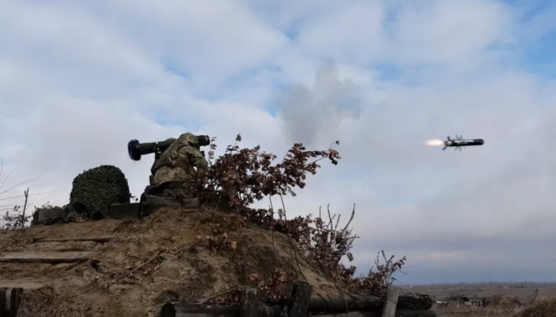 Український військовий запускає протитанкову ракету Javelin