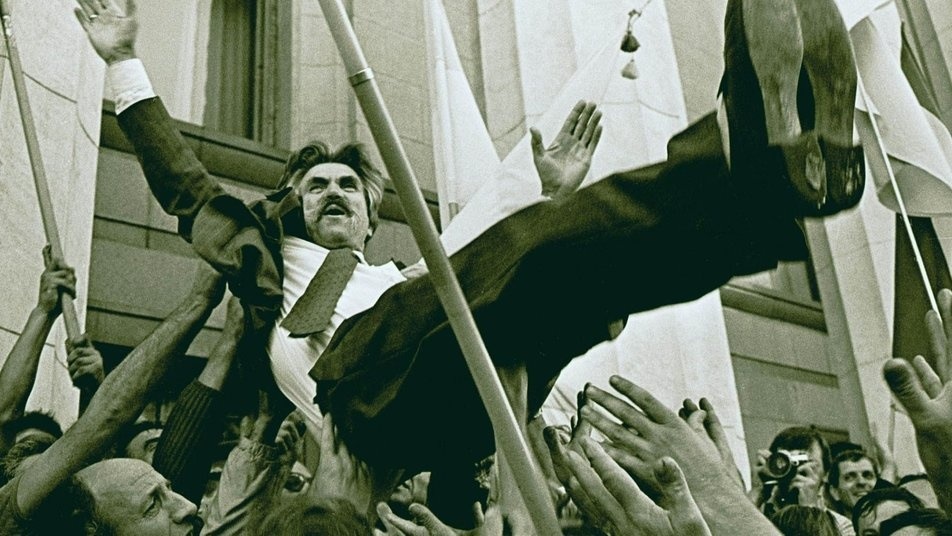 Люди качають Левка Лук'яненка, святкуючи проголошення України незалежною державою