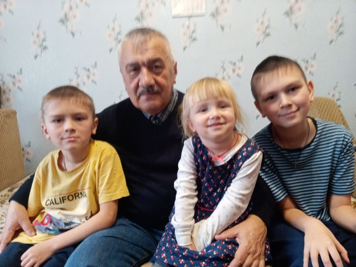Юрій з онуками
