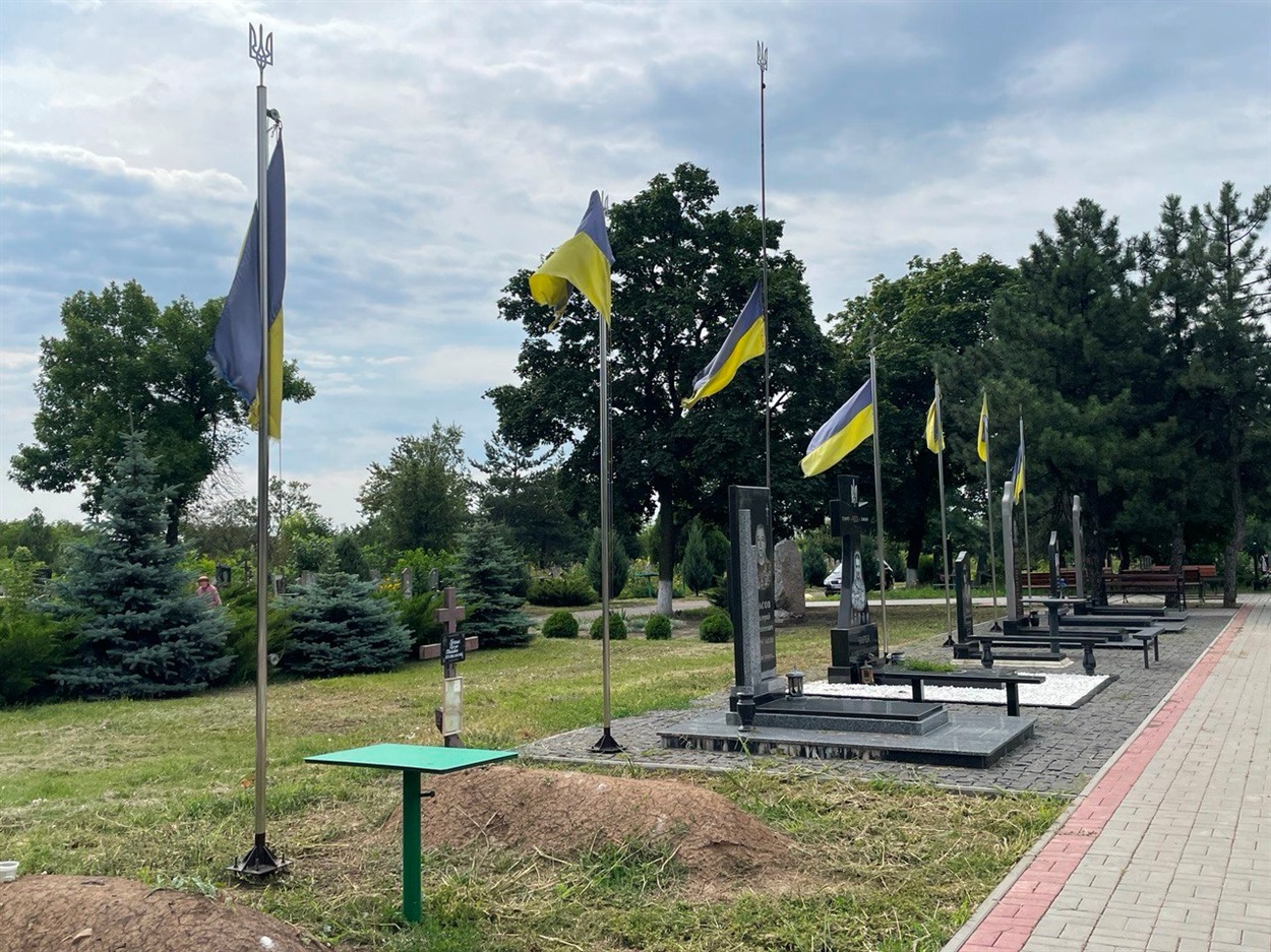Задля гідного вшанування пам’яті загиблих Захисників та Захисниць, на їх могилах у Покровську встановлюють флагштоки