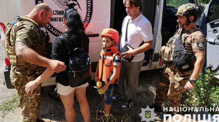 Підрозділ поліції «Білі янголи» вдруге евакуював із Красногорівки сім'ю з дитиною