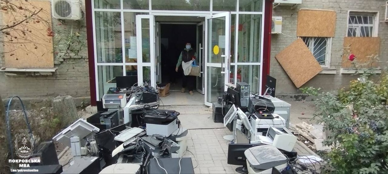 Оргтехніка перед входом до УСЗН м. Покровськ