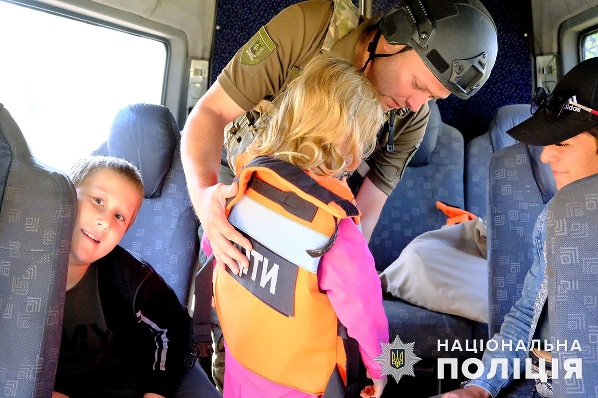 Евакуація дітей з Покровського району