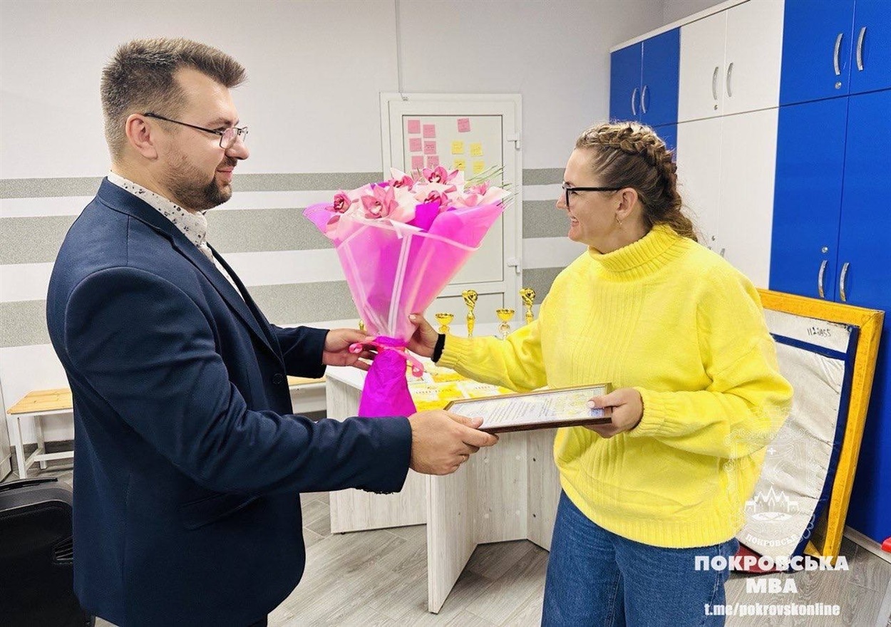 Ольгу Овсієнко нагороджують Почесною грамотою. 
