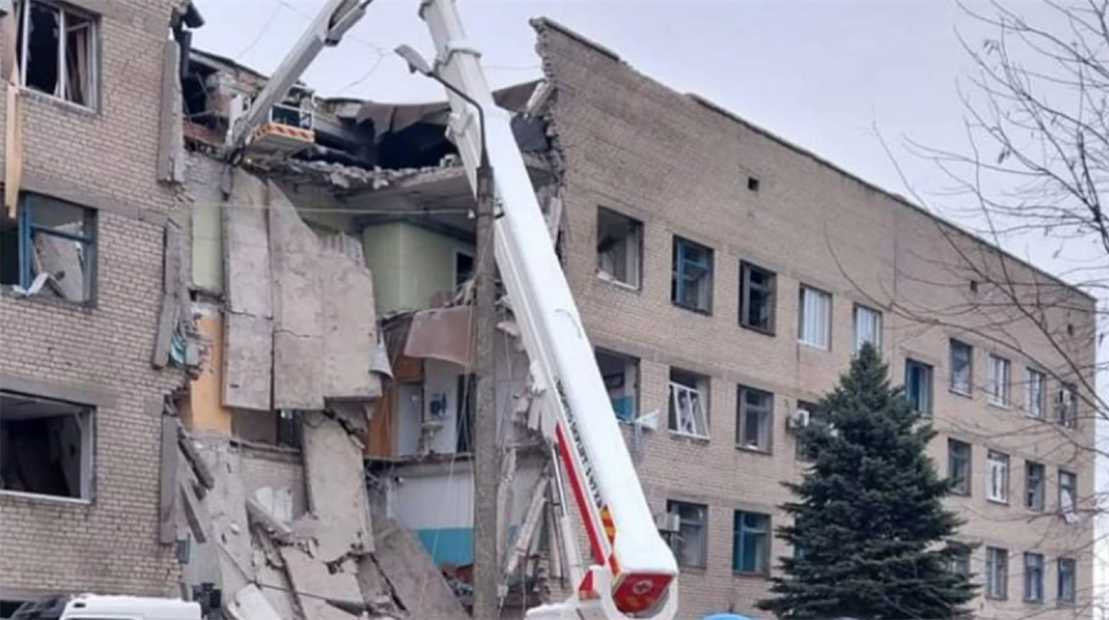 У Селидовому російські війська атакували ракетами С-300 лікарню та шахту, 21.11.2023