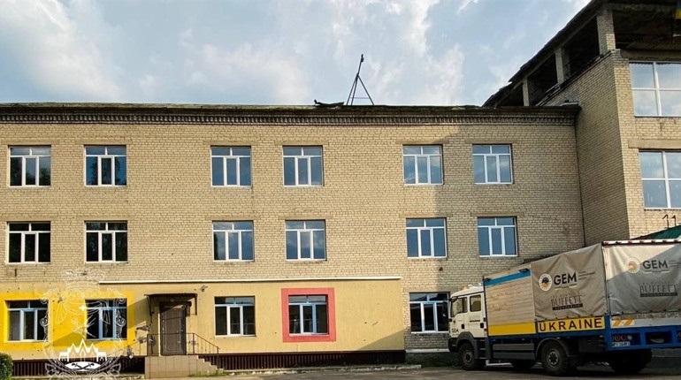 Нові вікна в Покровській школі, яку обстрілами пошкодили росіяни у 2022 році