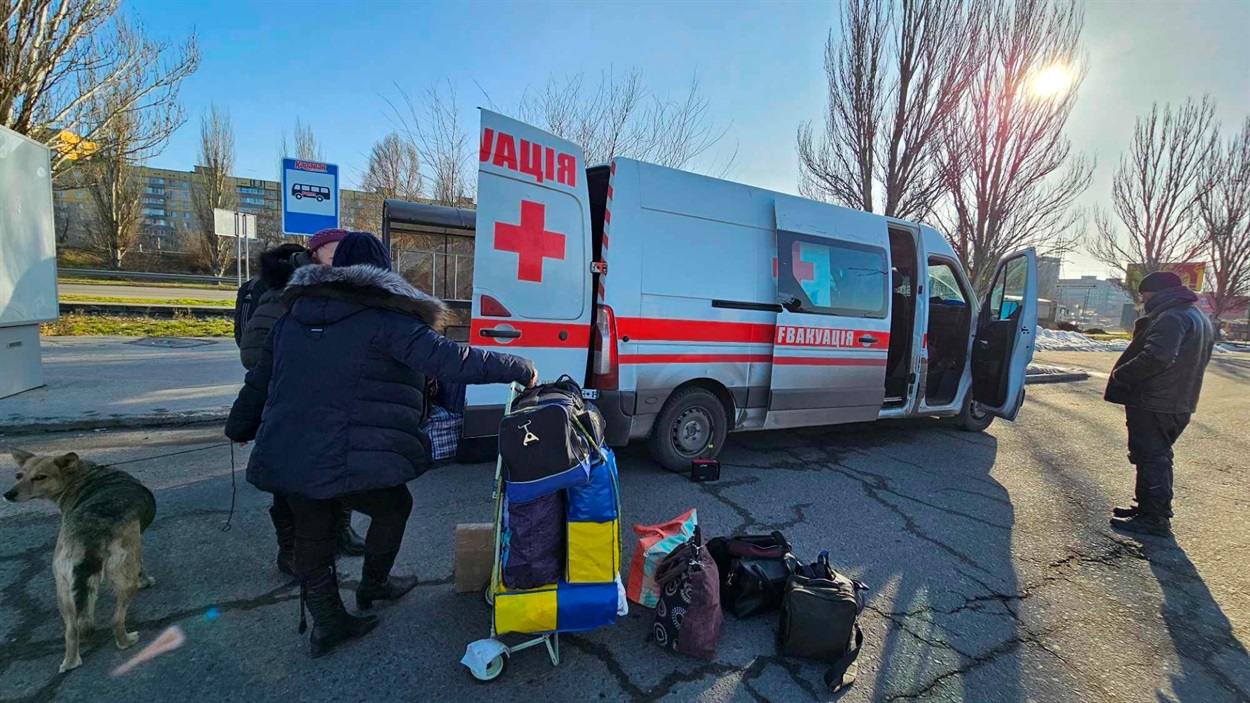 Евакуація Владиславом Маховським місцевих з Авдіївки