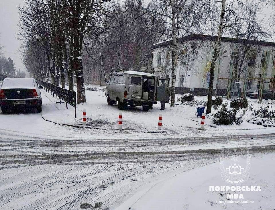 Встановлення обмежувальних стовпчиків у Покровську