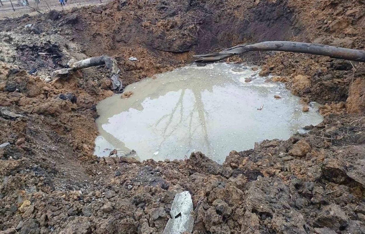 Вирва від ракети, яка пошкодила газогін у Покровську