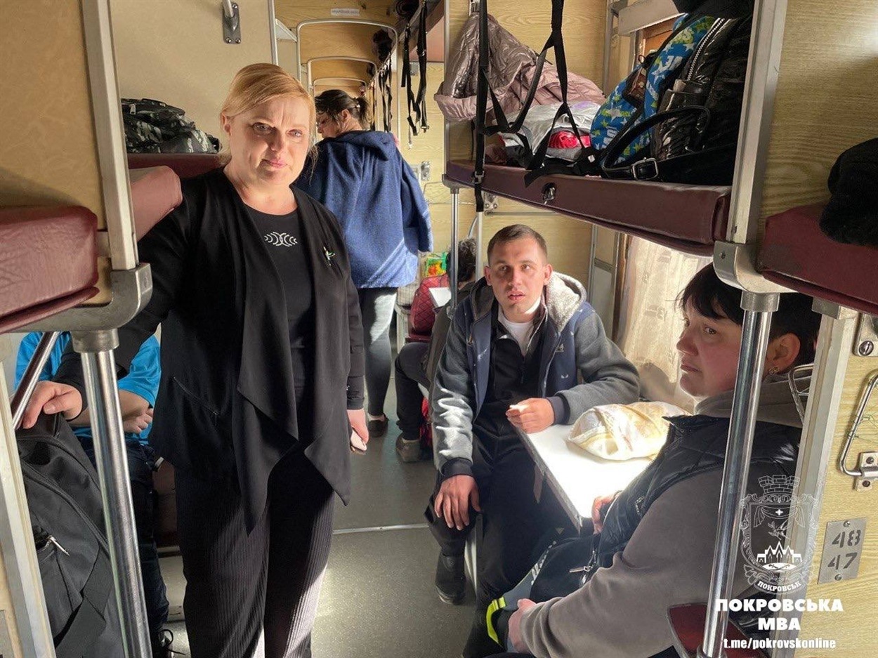 З Покровська до Закарпаття евакуюються вихованці центру "Милосердя"