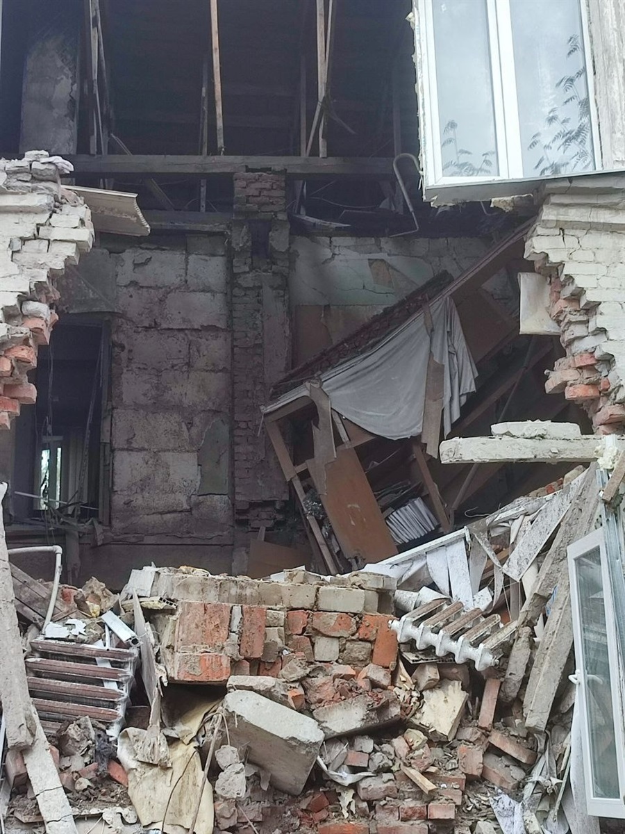 Пошкоджена будівля УСЗН міста Покровська