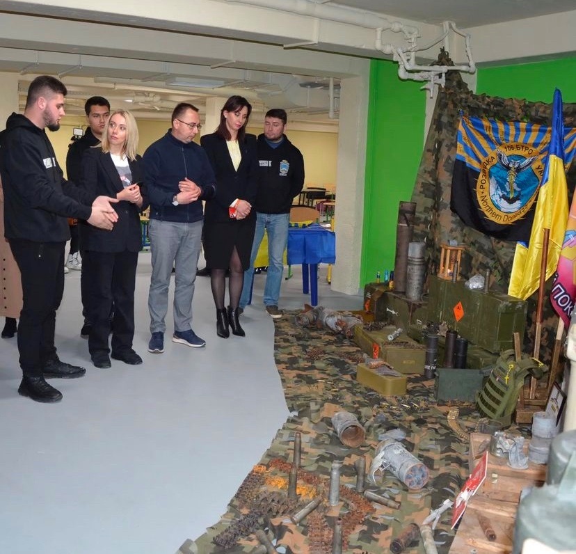 Олександр Нестеренко демонструє військові артефакти