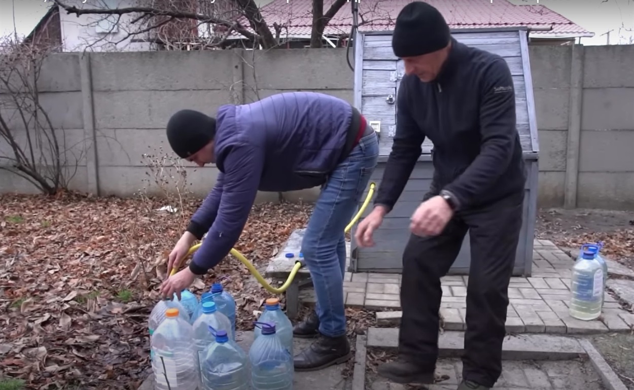 Люди запасаються водою в Покровську