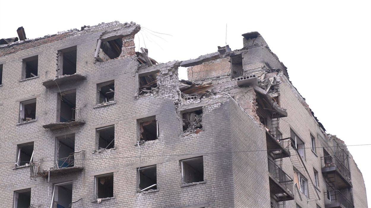 Зруйнована багатоповерхівка в Покровську
